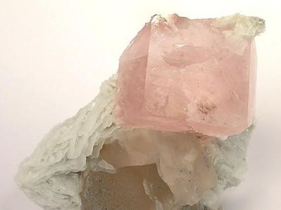 A morganite gemstone in unpolished crystal form